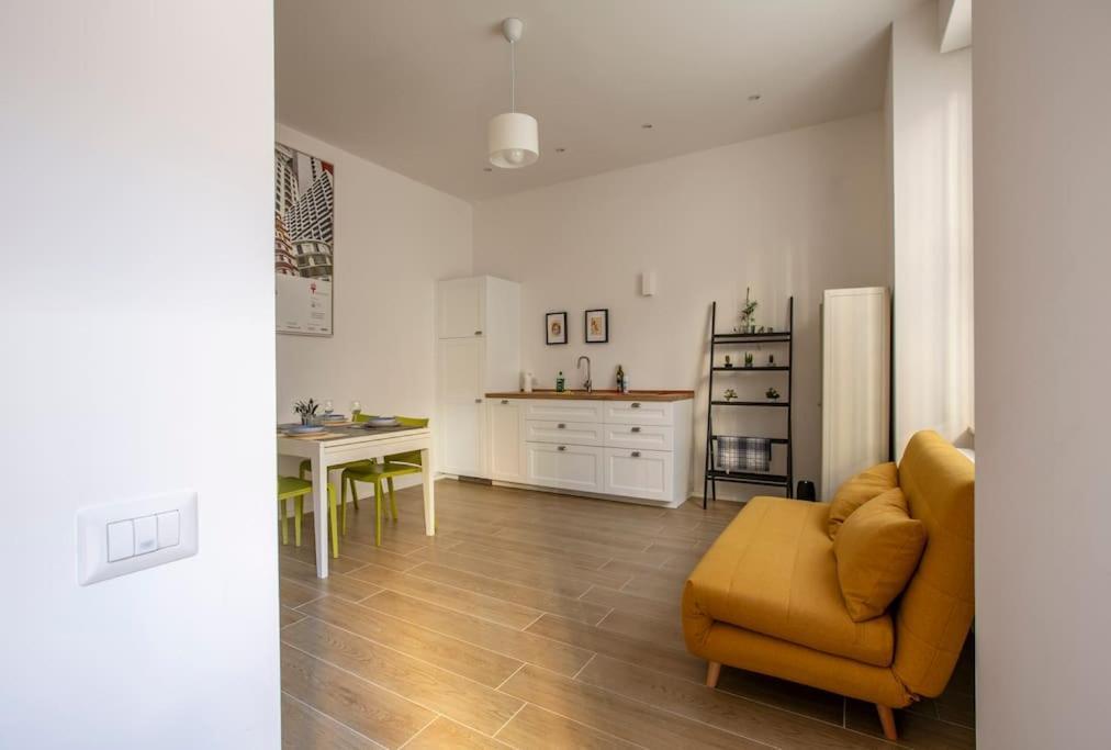 -art Gallery- Luxury Boutique In Center Of Apartment