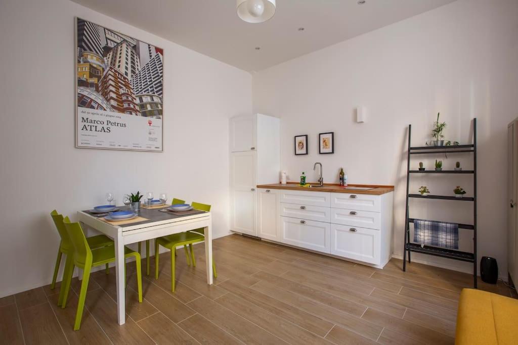 -art Gallery- Luxury Boutique In Center Of Como