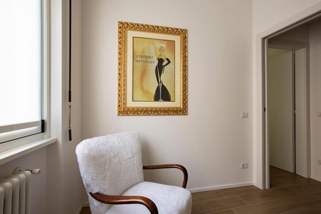 -art Gallery- Luxury Boutique In Center Of Apartment