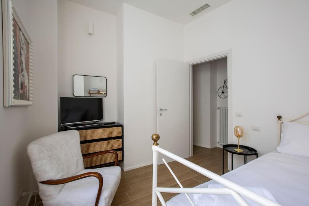 -art Gallery- Luxury Boutique In Center Of Apartment *
