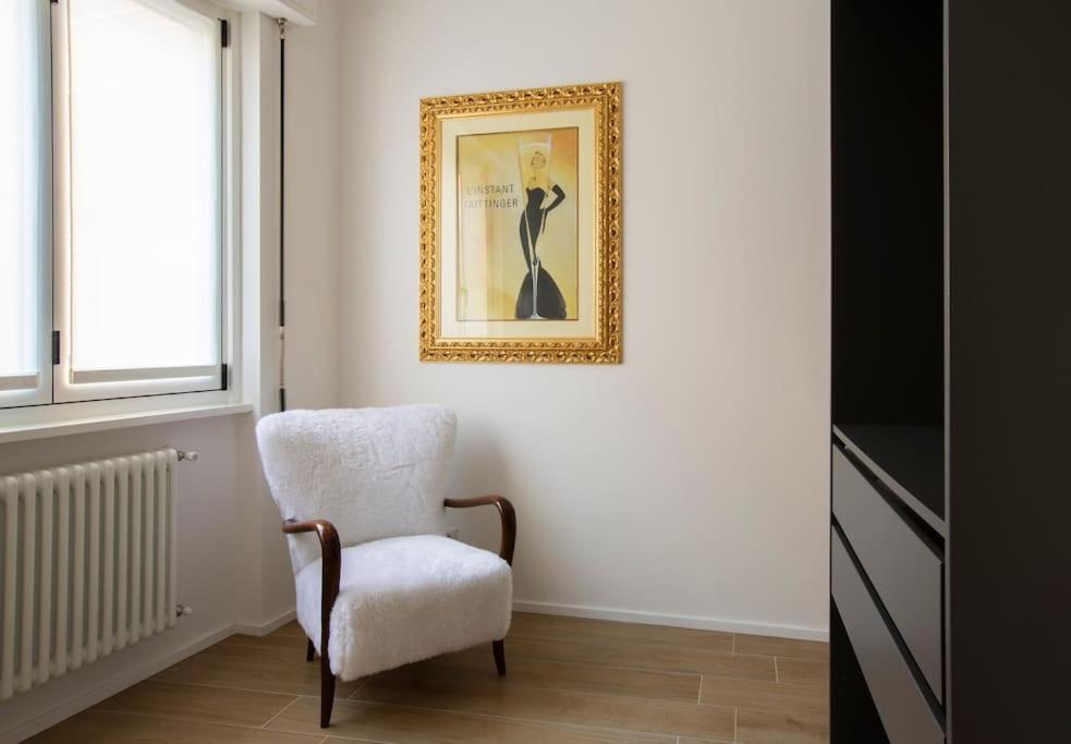 -art Gallery- Luxury Boutique In Center Of Apartment Como