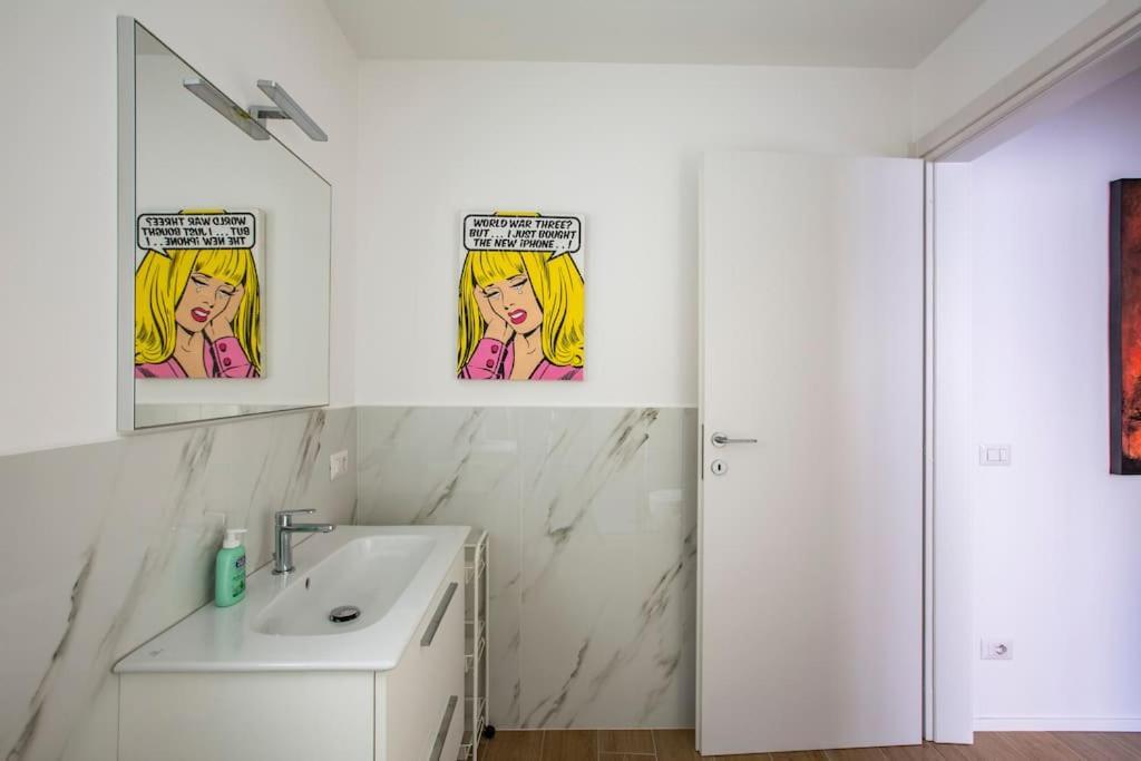 -art Gallery- Luxury Boutique In Center Of Como