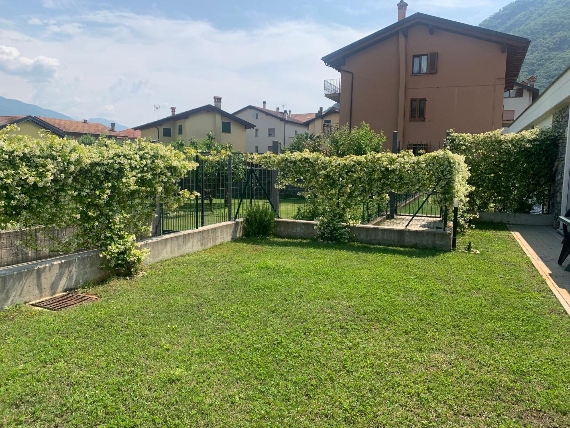 Casa Verde, Dongo, Di