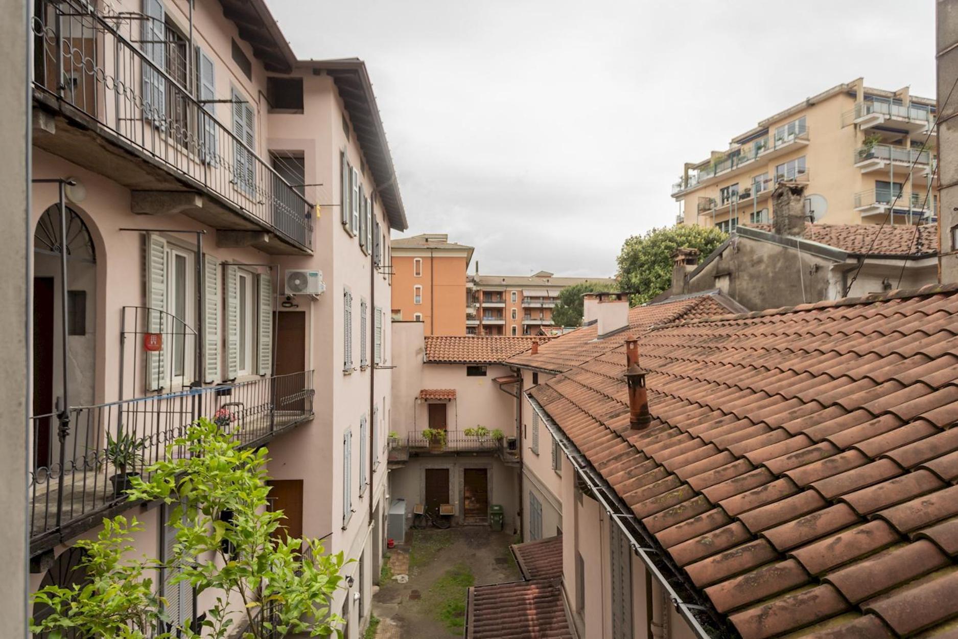 Old Court Hideaway By Rent Apartment Como