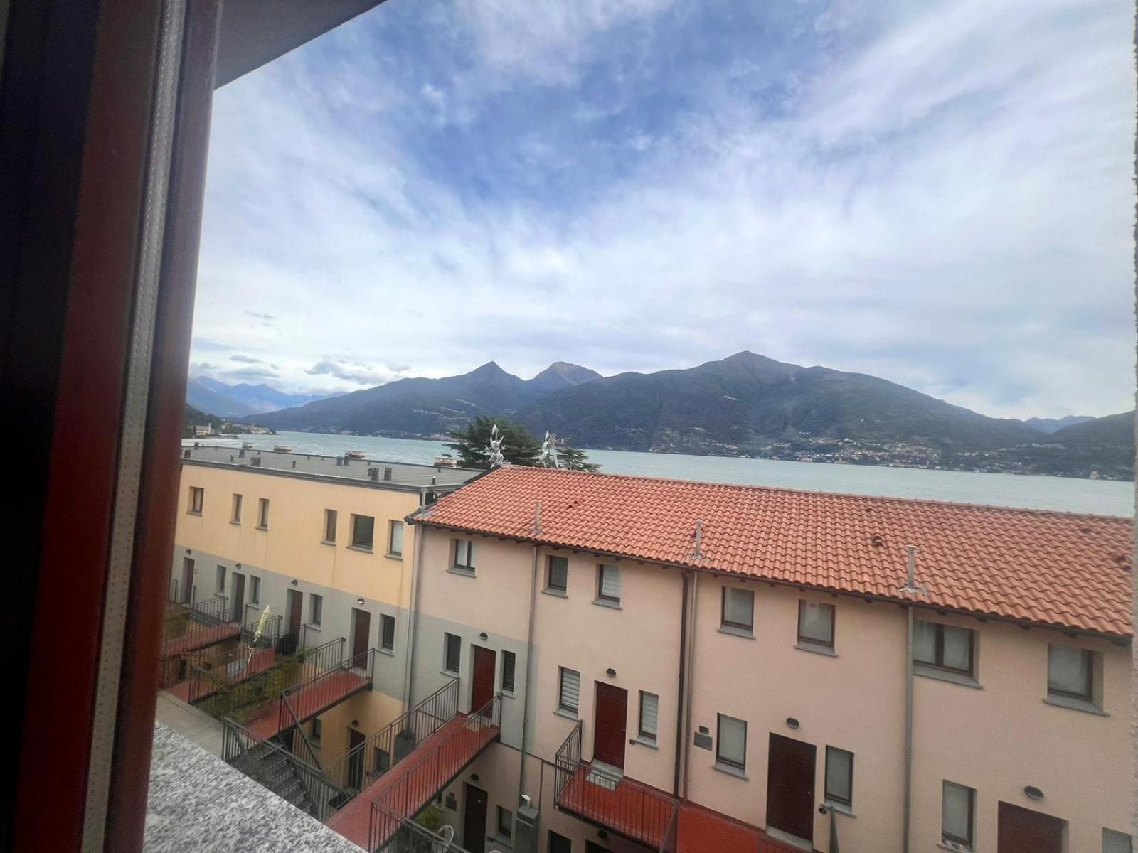 Como Lake With Two People Lake View And Near Beach Apartment *
