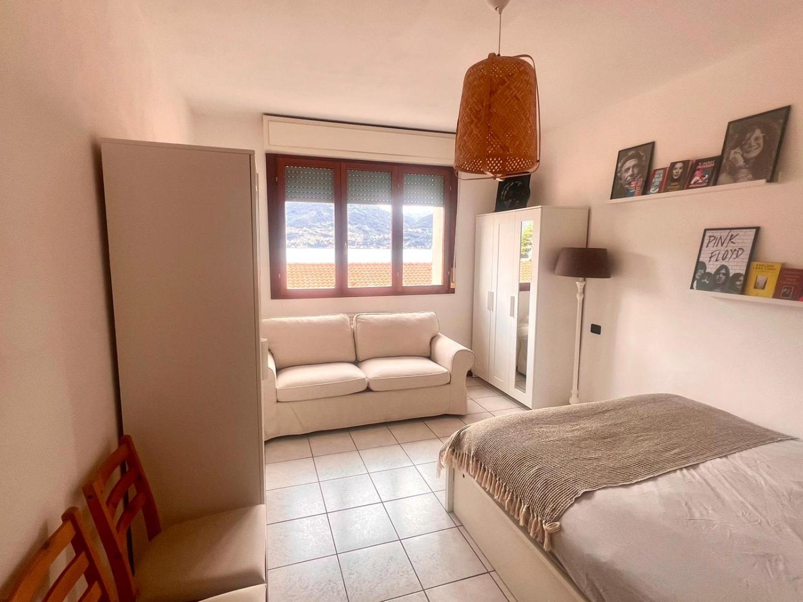 Como Lake With Two People Lake View And Near Beach Apartment
