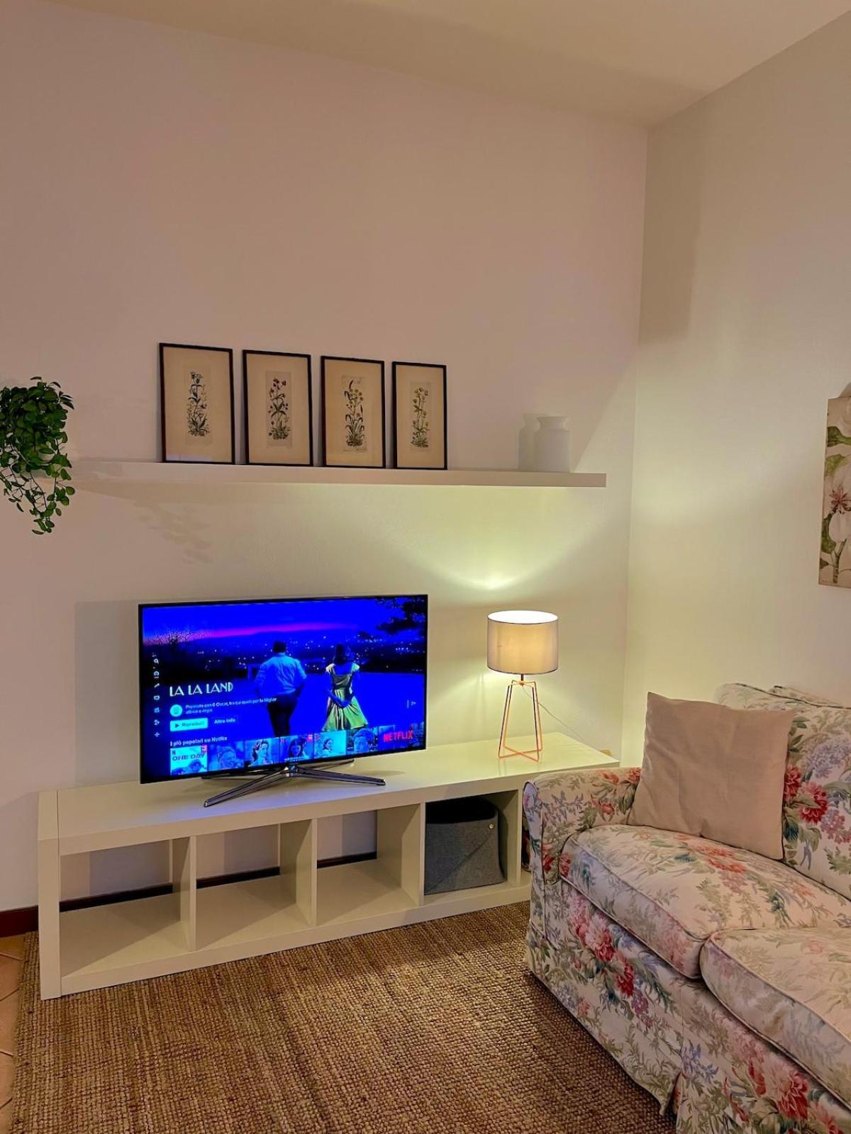 Stunning Renovated Flat On With Parking Apartment