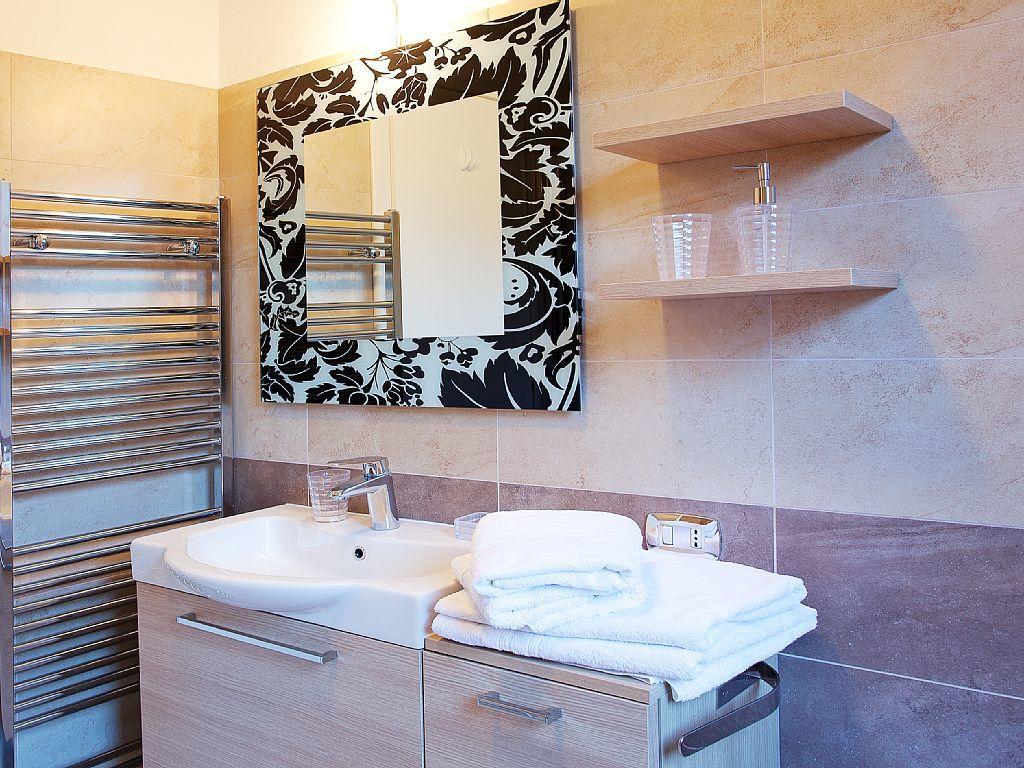 Apartment Bella Vista In With Pool Sleeps 6- By Italian