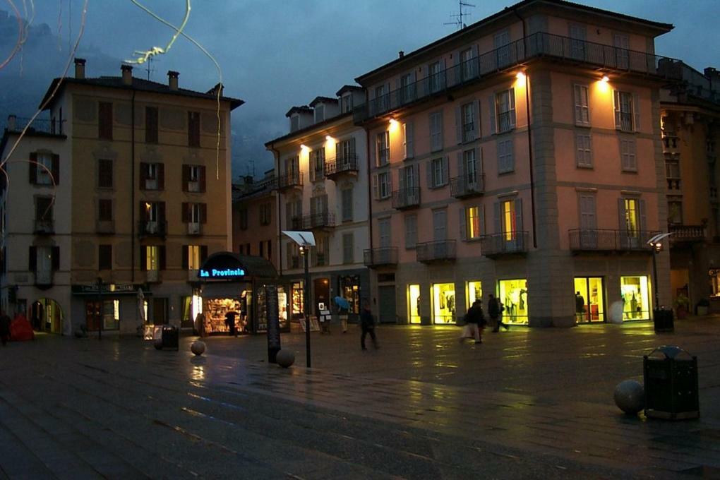 Lora Center Como